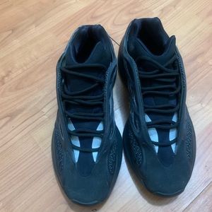 Yeezy 700 v3 used